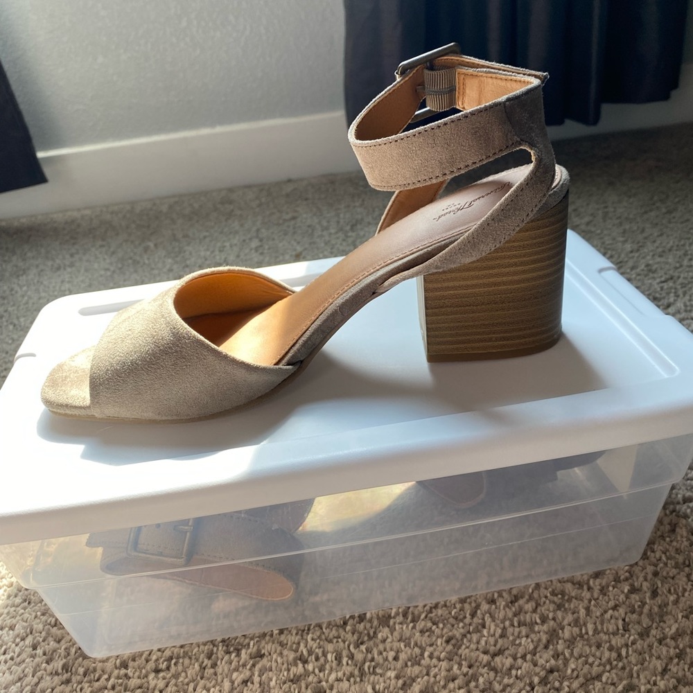 Universal thread block high heels! 2 1/2 inches.